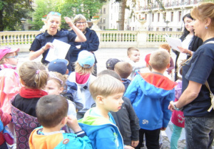 Dzieci wraz ze Strażniczkami Miejskimi w Ogrodzie Pałacu Poznańskiego